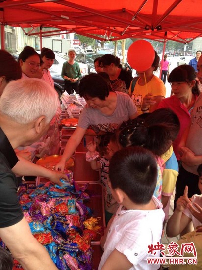 中醫(yī)館裝備了防蚊蟲(chóng)、預(yù)防手足口等四個(gè)藥方，并把這些藥磨成粗粉，每個(gè)孩子把不同藥方粉裝如香囊?guī)Щ丶? complete=