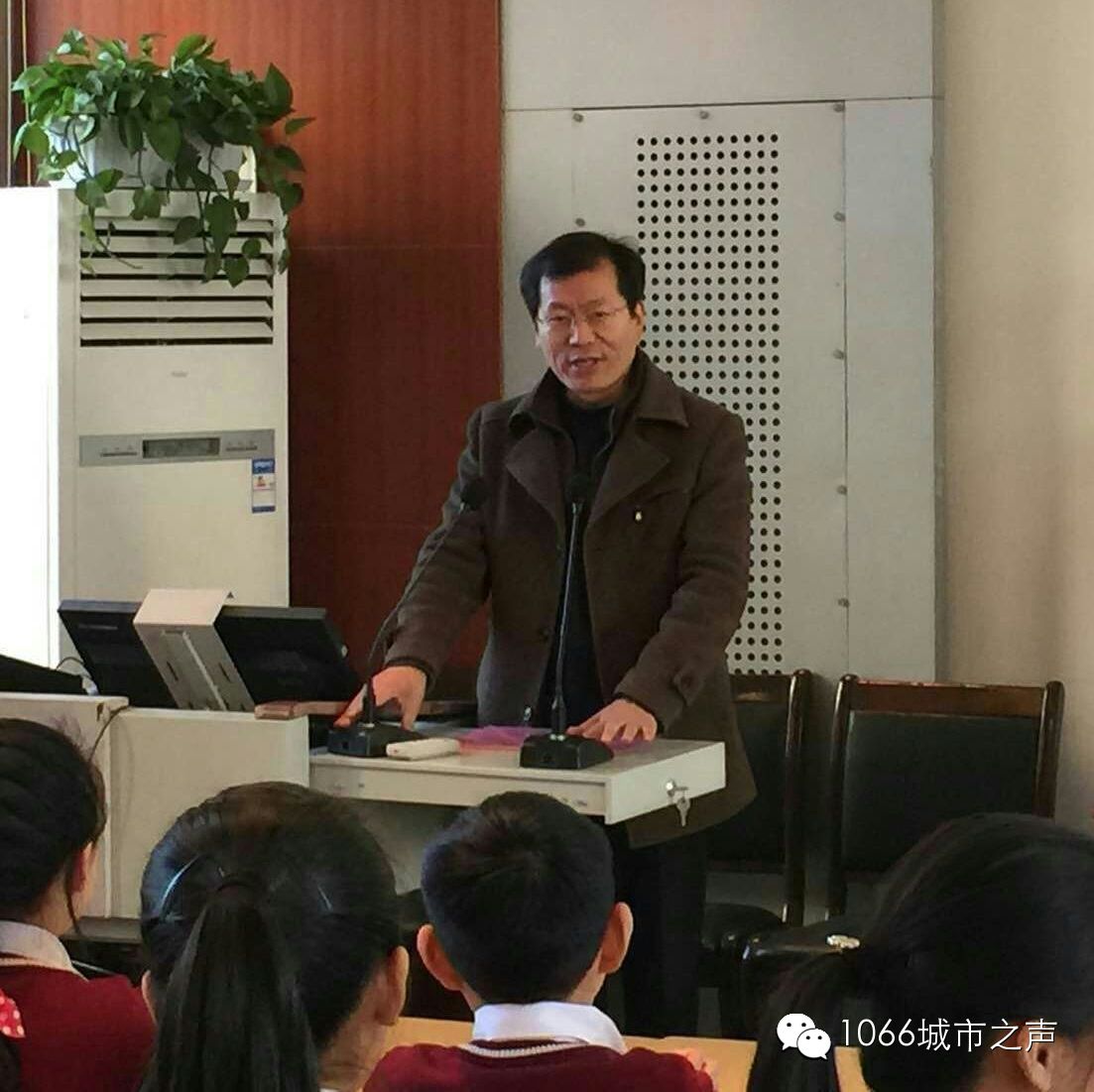 雙方領(lǐng)導(dǎo)講話，同學(xué)們聽得都好認(rèn)真??！