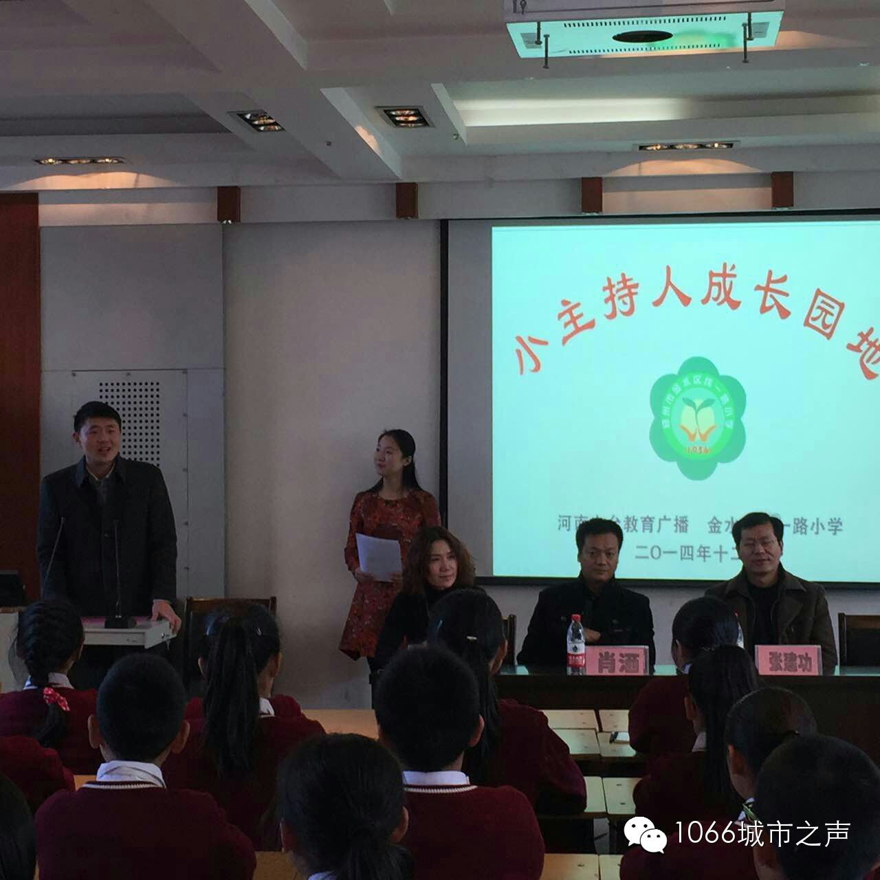 雙方領(lǐng)導(dǎo)講話，同學(xué)們聽得都好認(rèn)真啊！