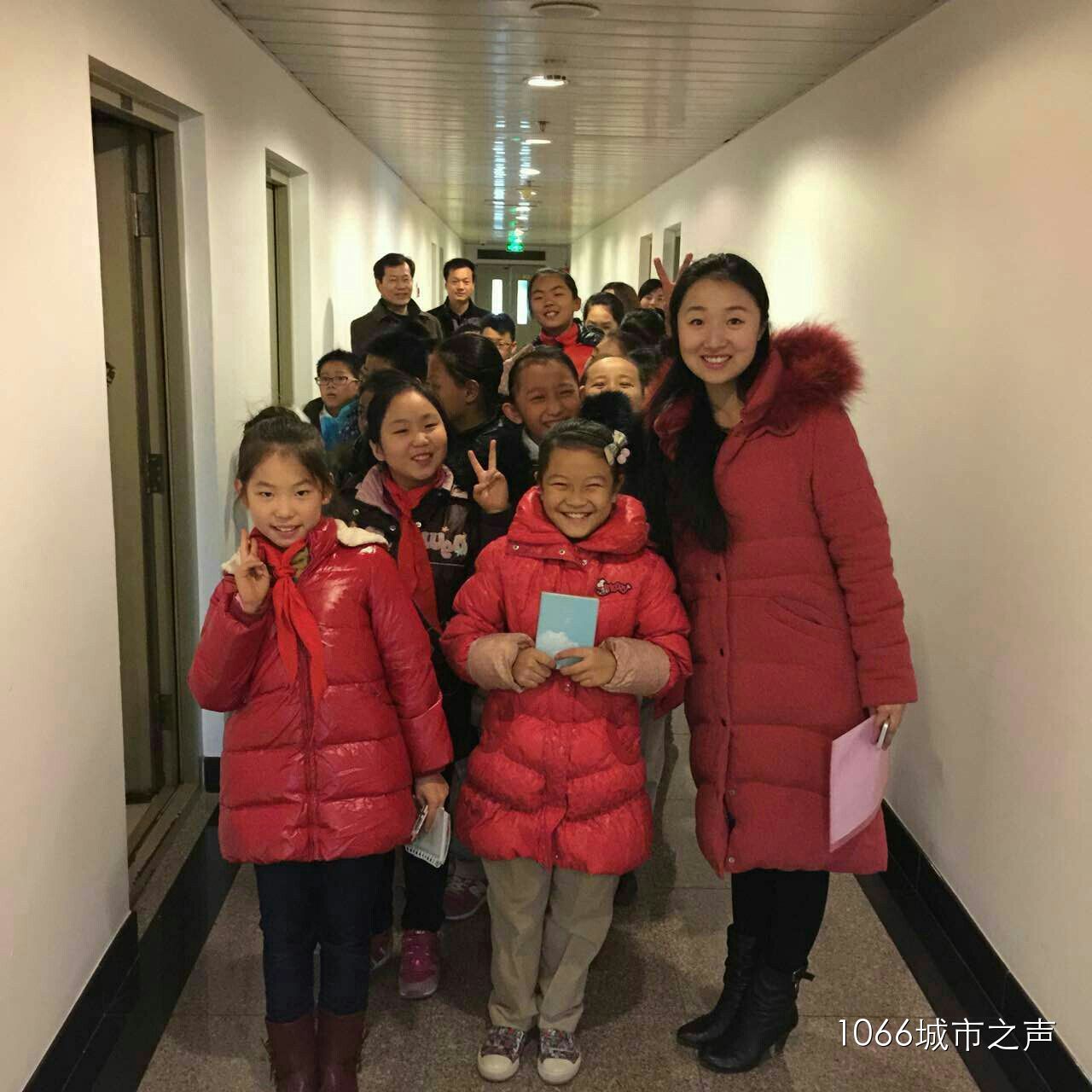 簽字和揭牌儀式后，教育廣播（城市之聲）主持人“卷卷貓”帶領(lǐng)“小主持人”走進(jìn)河南廣播大廈