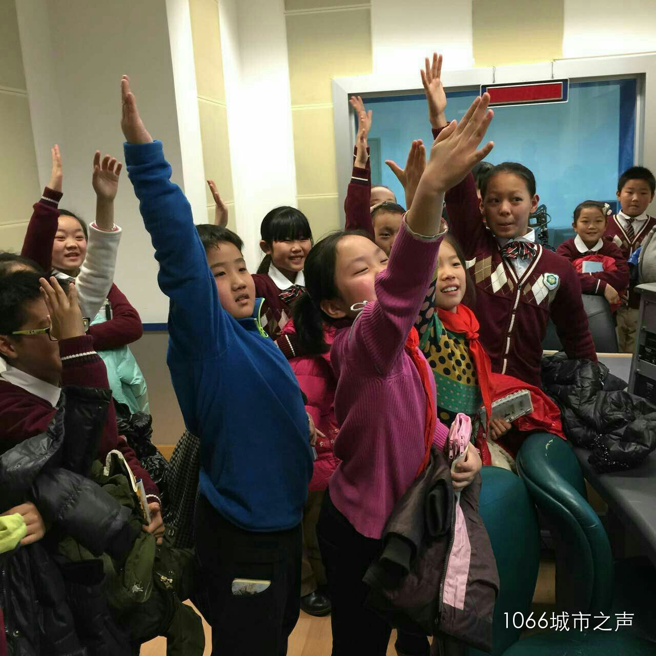 第一次體驗(yàn)話筒前的感覺，同學(xué)們爭(zhēng)先恐后！