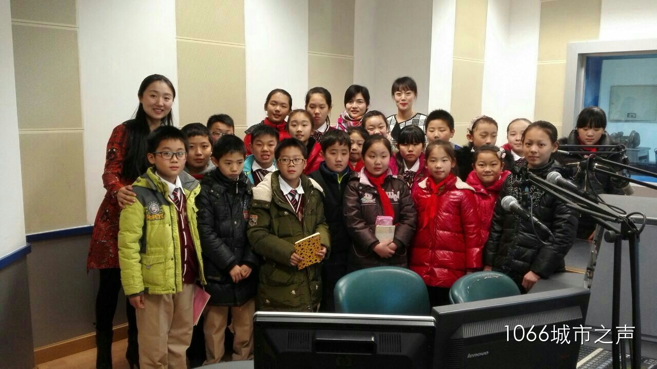 跟電臺(tái)的主持人和老師們的大合影！真是難忘的一天?。? complete=