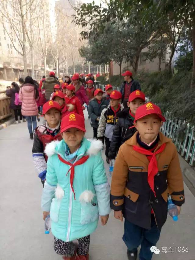 脖子上戴著紅領(lǐng)巾，頭上頂著小紅帽，排著整齊的隊伍——出發(fā)！