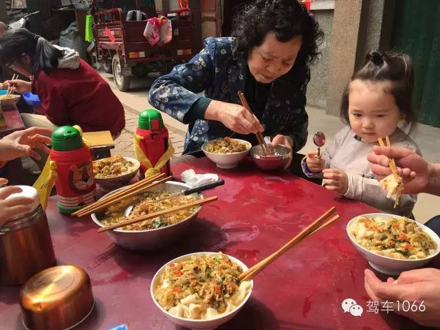 據(jù)說手搟面和柴雞蛋更配哦！