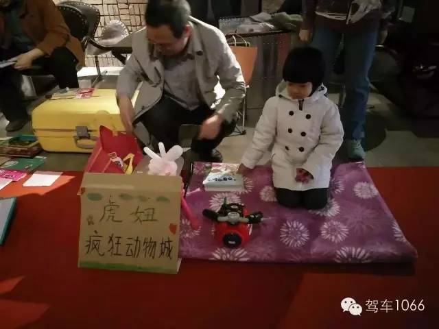 這位小老板的攤位擺的有模有樣的，不過(guò)旁邊這位酷爸怎么這么眼熟？