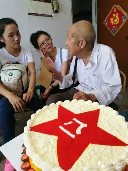 二姐們認真聽老兵講抗戰(zhàn)的故事，老人年事已高，記憶都是轟炸！轟炸！轟炸！