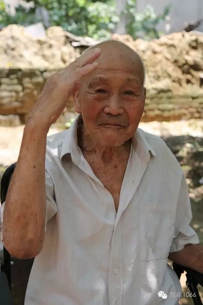 老兵身子骨不行了，九十多歲了……也許軍禮不那么標(biāo)準了，但是這一幕還是感動到了我們……