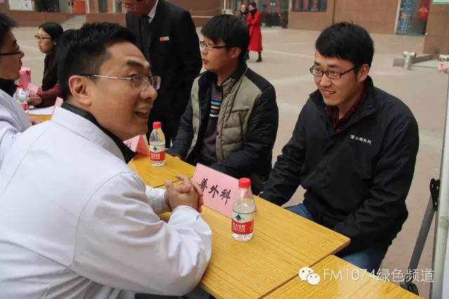 看這位小伙兒，跟我們的醫(yī)生都聊嗨了……