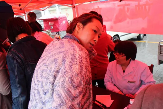 了解到有老人看病不方便，河南電臺1074綠色頻道活動小組欒老師將醫(yī)生請到老人身邊，親自為她診斷。