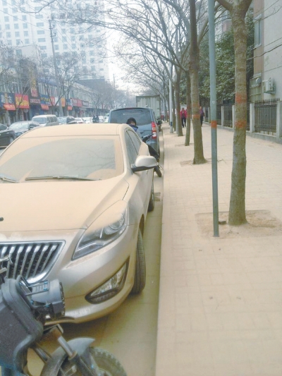 馬路灰頭土臉,停在路邊的車也蒙塵。