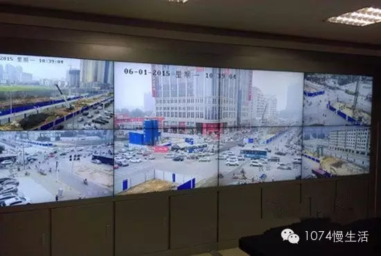 通過(guò)監(jiān)控人員操控“電子眼”調(diào)整焦距，可以看到整個(gè)工地全景