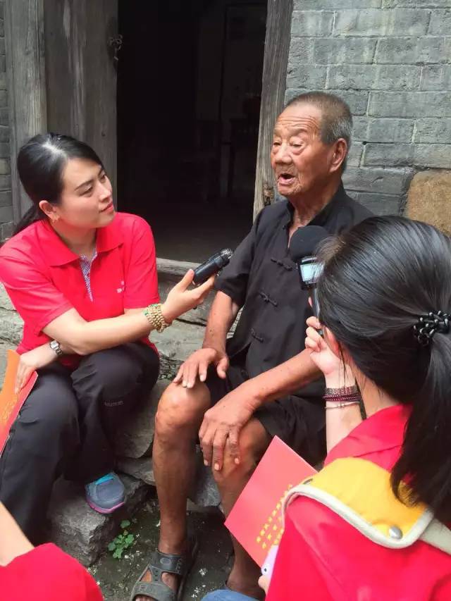 84歲的李隨義老人說起當(dāng)年皮定均帶領(lǐng)的八路軍進(jìn)村護(hù)民，十分動(dòng)容