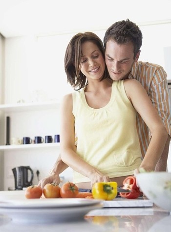 反其道而行，也對他若即若離