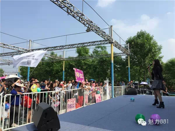 輕輕躍起、優(yōu)美身段，新聞小姐李江