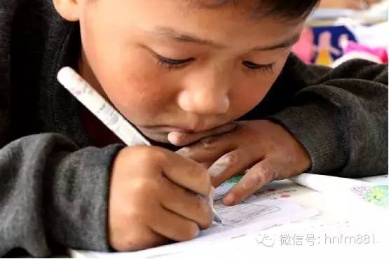 小手黑黑的，像是很少洗