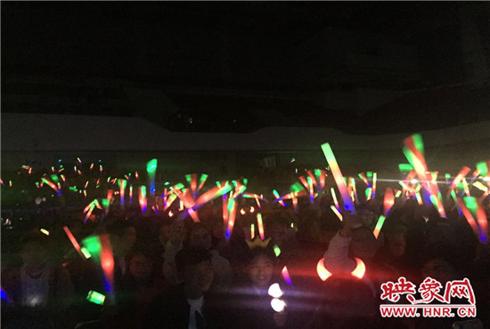 當(dāng)晚現(xiàn)場(chǎng)約2500個(gè)座位全場(chǎng)爆滿(mǎn)，還有全國(guó)各地歌迷會(huì)趕來(lái)的歌迷們。