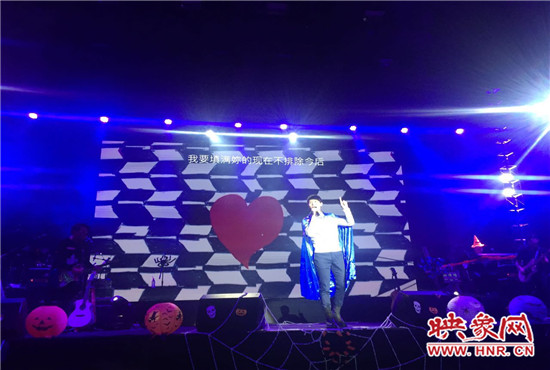 嚴(yán)爵及相信音樂(lè)旗下其他藝人賣(mài)力演出。