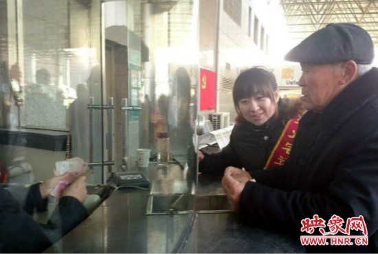 在陳思蕊的積極幫助下，老人順利的買到了發(fā)往合肥的5張車票。