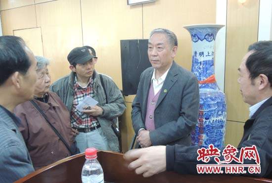 講座結(jié)束后，聽眾向戚建莊提問。