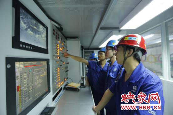 母永奇與同事討論技術問題 母永奇與同事討論技術問題