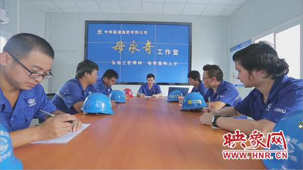 母永奇在以他命名的工作室與同事交流經驗 母永奇在以他命名的工作室與同事交流經驗