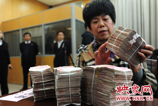 當天共發(fā)放執(zhí)行款4110萬元。其中，支票4018萬元，現(xiàn)金92萬元。