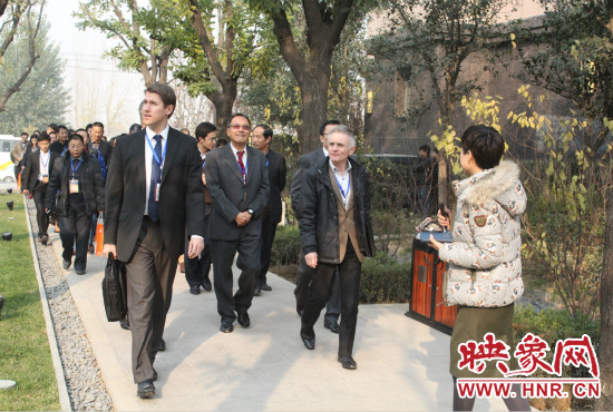 河南鄭州2013服務外包大會的嘉賓們參觀了金水科教園區(qū)和河南外包產(chǎn)業(yè)園并留下了深刻的印象 河南鄭州2013服務外包大會的嘉賓們參觀了金水科教園區(qū)和河南外包產(chǎn)業(yè)園并留下了深刻的印象