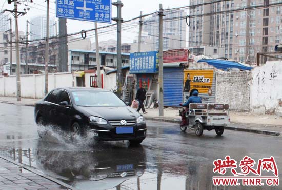 機(jī)動(dòng)車路過，濺起一米多高的水花