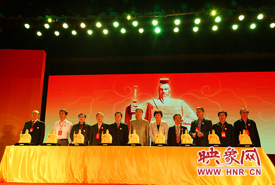 與會(huì)嘉賓一起見(jiàn)證歷史、啟動(dòng)論壇