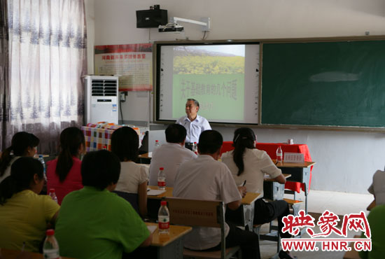 40余名教師認(rèn)真聆聽(tīng)講座。