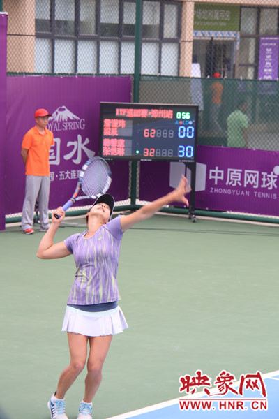 比賽中，發(fā)球瞬間