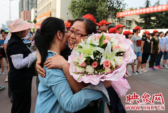 考試結(jié)束，考生與家長深情的擁抱