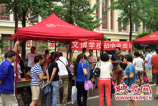 小升初綜合素質(zhì)評(píng)價(jià)現(xiàn)場如趕集