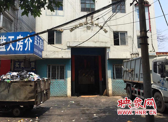 城北路環(huán)衛(wèi)中轉(zhuǎn)站門(mén)前的垃圾車(chē)裝滿(mǎn)了生活垃圾，腐臭味撲面而來(lái)