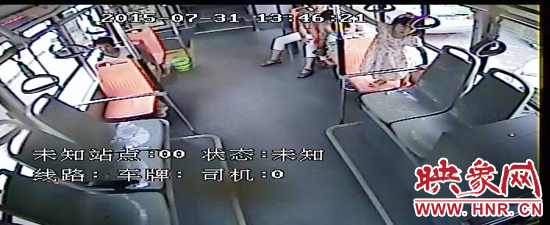 家長放任小孩在車廂內(nèi)玩耍，甚至站到座椅上。