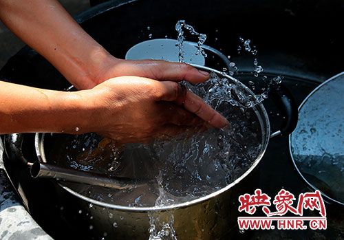 洗碗洗菜對(duì)于雙眼失明的張國(guó)敬來(lái)說(shuō)，需要比常人花上更多的時(shí)間。