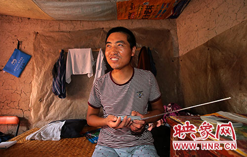 張國(guó)敬平時(shí)喜歡聽(tīng)廣播，特別是各種歌曲節(jié)目。