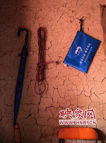 精準(zhǔn)扶貧的暖心服務(wù)袋，被張國(guó)敬掛在上墻最醒目的位置。