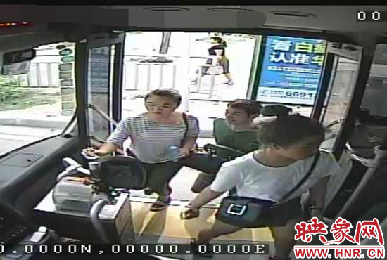 監(jiān)控顯示，竊賊偷女孩手機(jī)，公交車長幫忙要回手機(jī)。