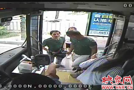 監(jiān)控顯示，竊賊偷女孩手機(jī)，公交車長幫忙要回手機(jī)。