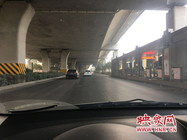 限行首日，三環(huán)橋上橋下，車輛不多，交通狀況良好。