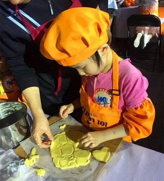 在爸爸媽媽的陪同下，親手制作餅干