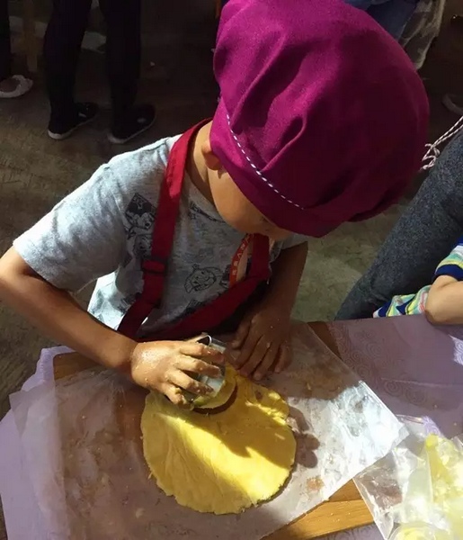 在爸爸媽媽的陪同下，親手制作餅干