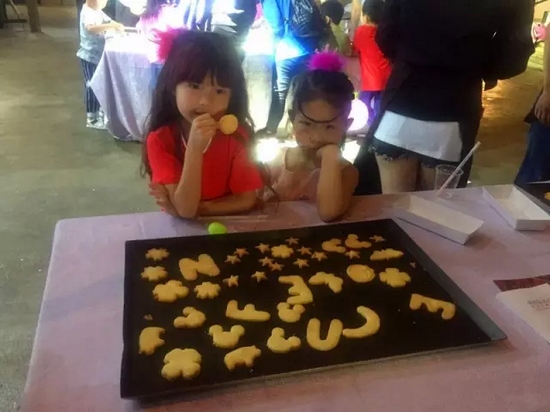 烤制好的餅干，發(fā)揮想象力，畫上美麗的圖案