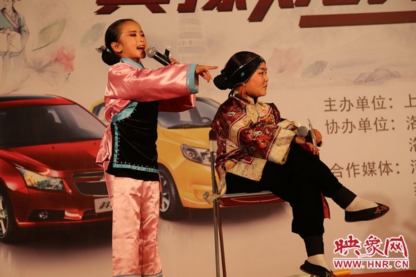 兩個小演員的表演活潑，惹得觀眾連連叫好。