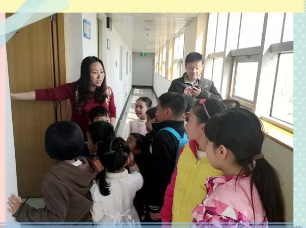 “別擠！”丁蘭姐姐說，這里就是電臺的總控機房，很重要的地方哦！