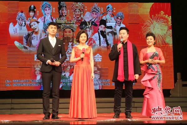 戲迷春晚主持人月陽（右二）、李亞楠（右一）、王巖（左二）、王曉凡（左一）