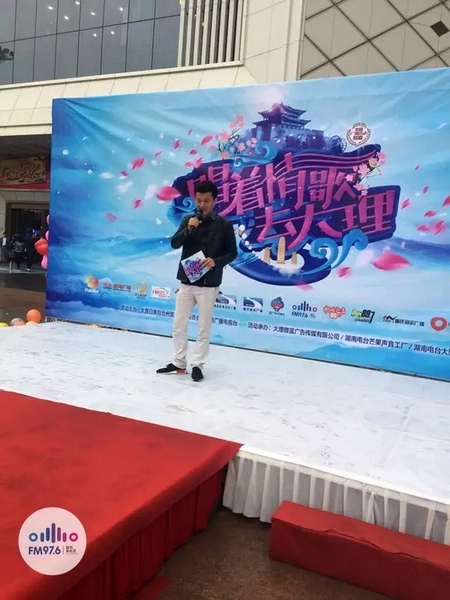 路飛冒雨主持，心中火熱的根本不需要雨傘啦！