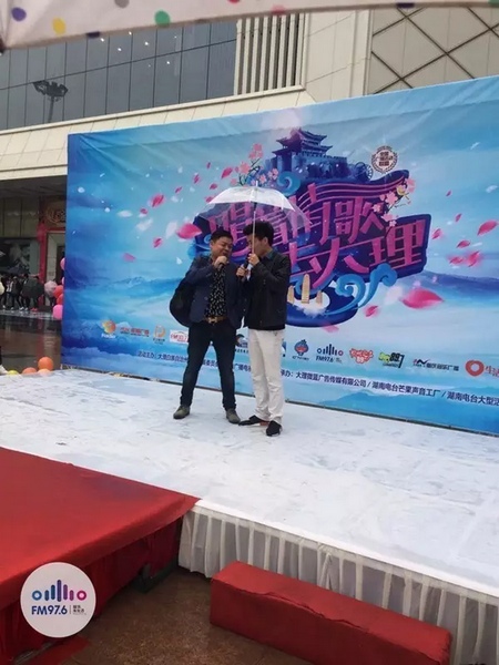 這位男士向遠在家鄉(xiāng)的妻子隔空表白，勇氣真是大大的，您對妻子的愛，已經(jīng)超越萬水千山。