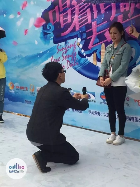 蘇世龍手捧戒指，單膝跪地向夢夢求婚，夢夢激動的說不出話來，點頭答應(yīng)~